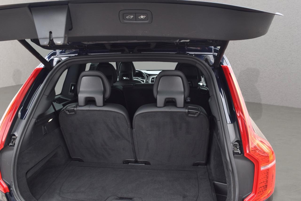 2017 Volvo XC90 T6 Momentum AWD Photo