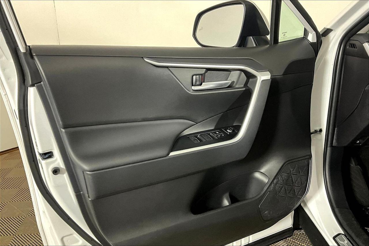 2025 Toyota RAV4 Hybrid XLE AWD Photo