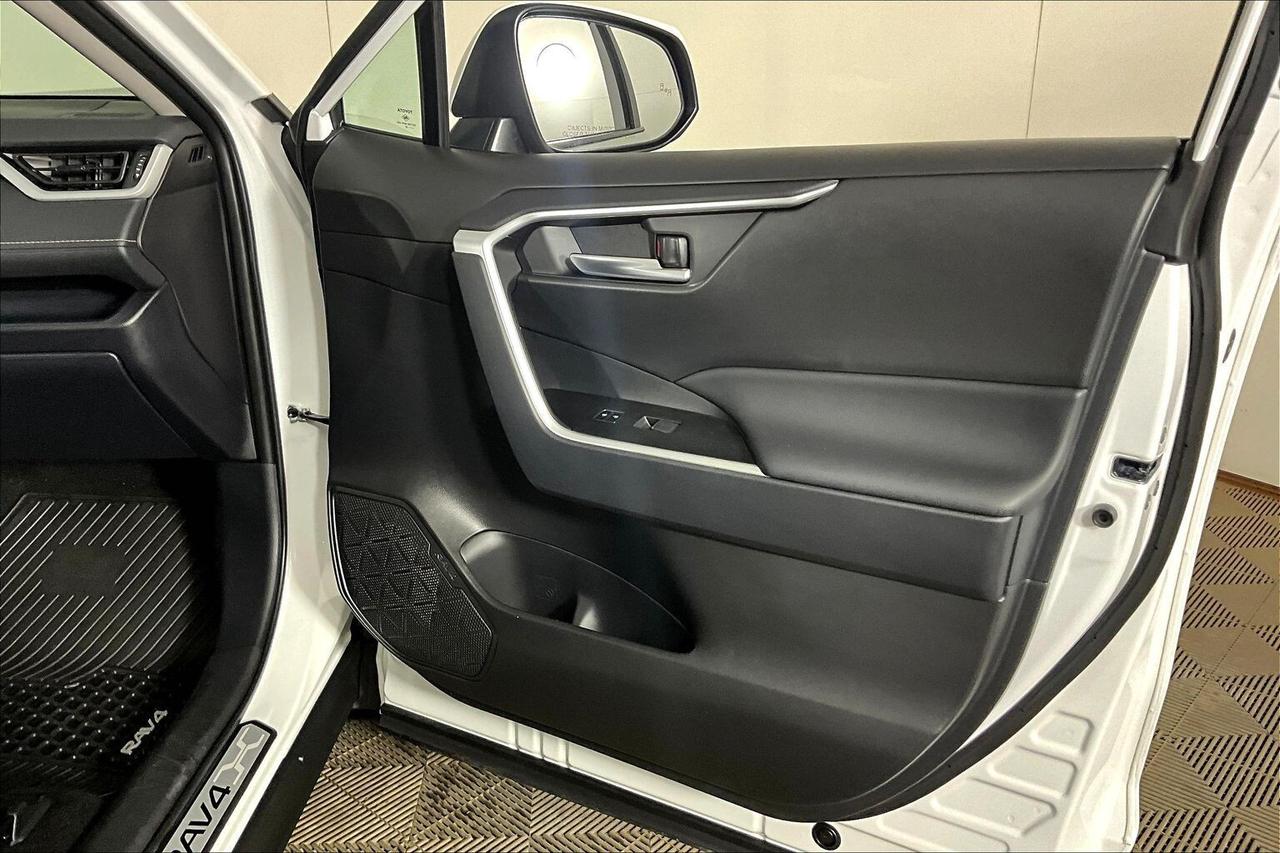 2025 Toyota RAV4 Hybrid XLE AWD Photo