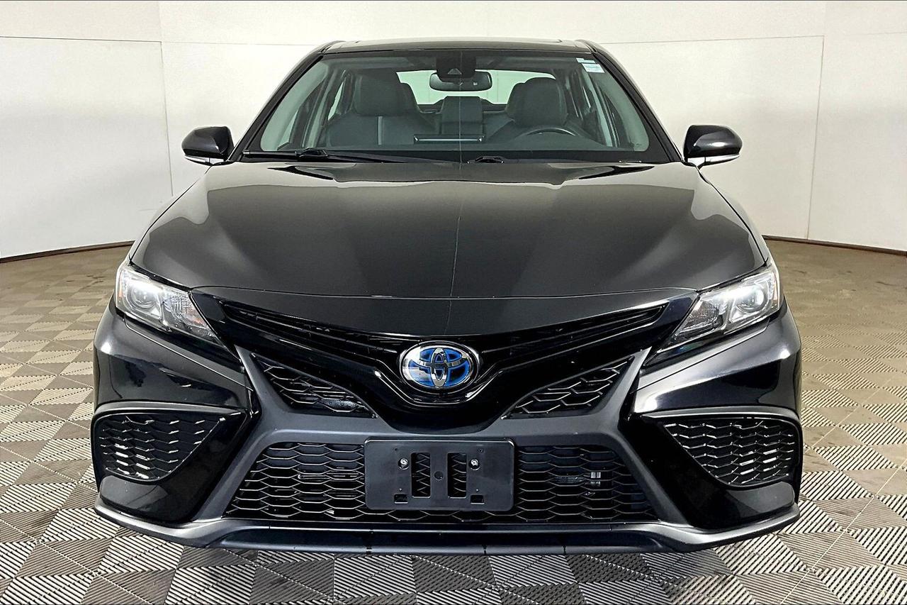 2022 Toyota Camry Hybrid SE Auto Photo