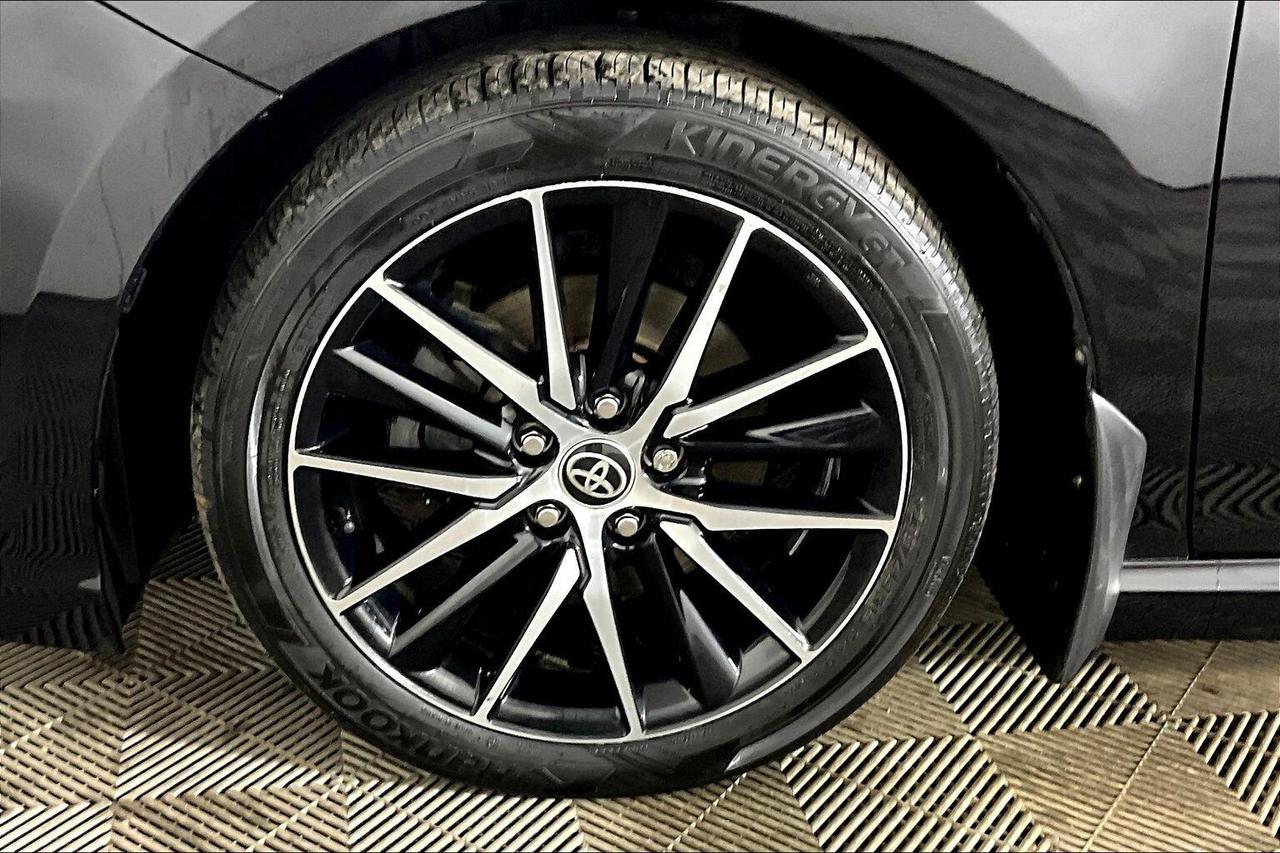 2022 Toyota Camry Hybrid SE Auto Photo