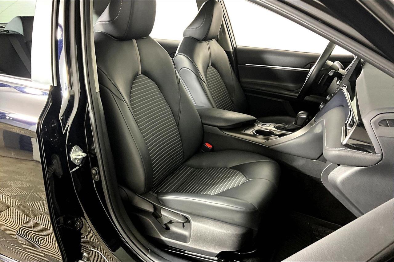 2022 Toyota Camry Hybrid SE Auto Photo
