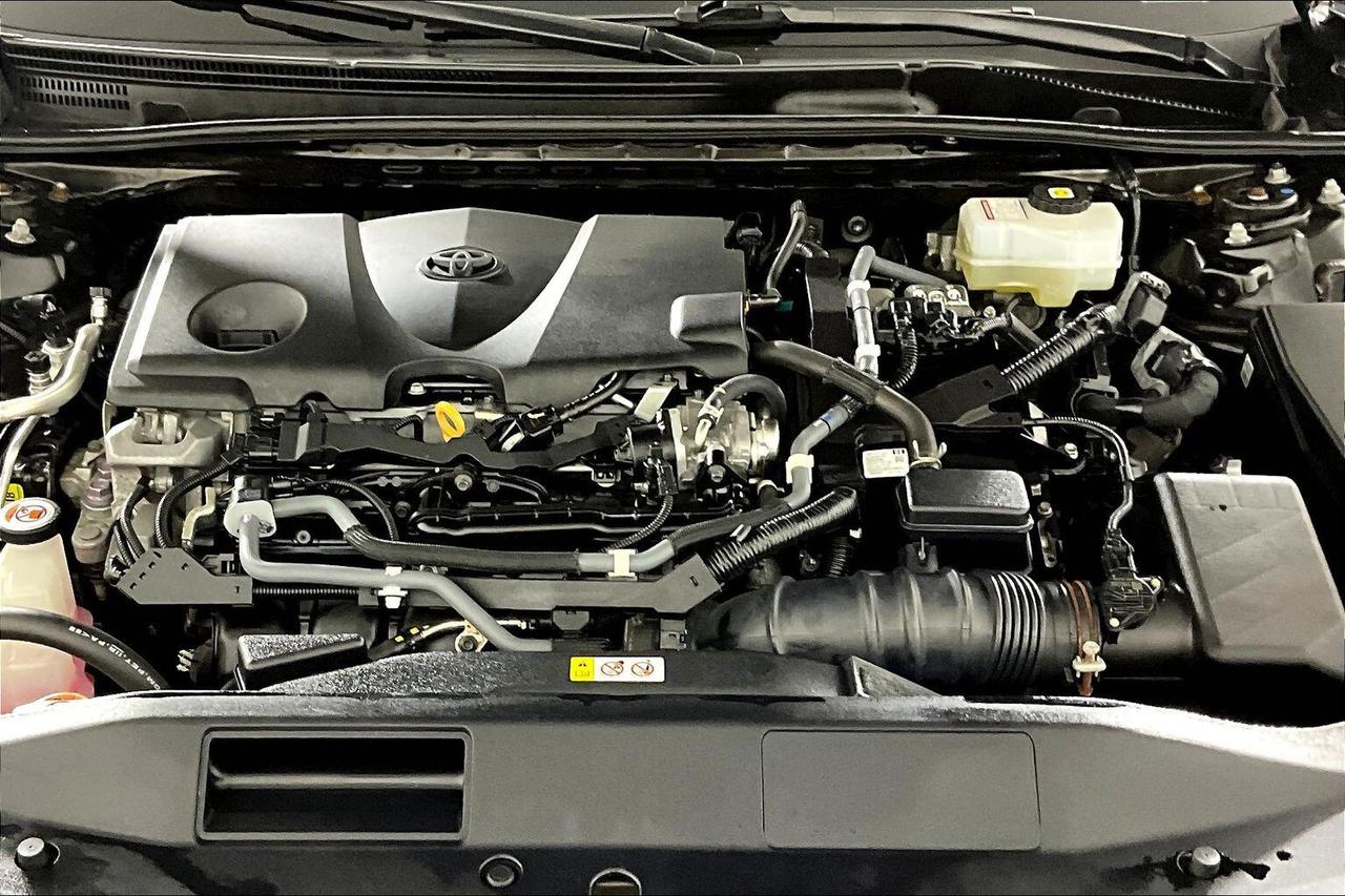 2022 Toyota Camry Hybrid SE Auto Photo