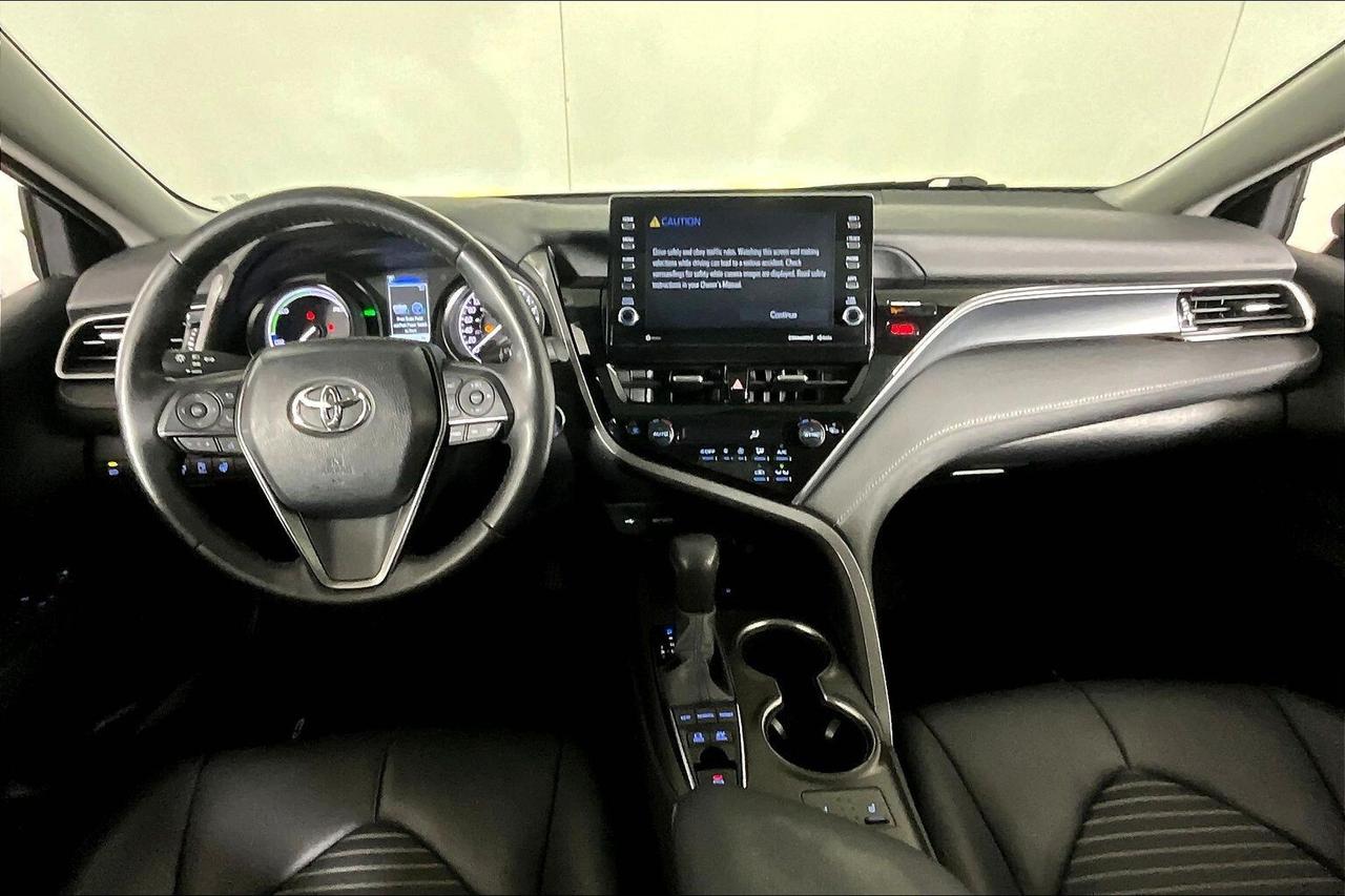 2022 Toyota Camry Hybrid SE Auto Photo