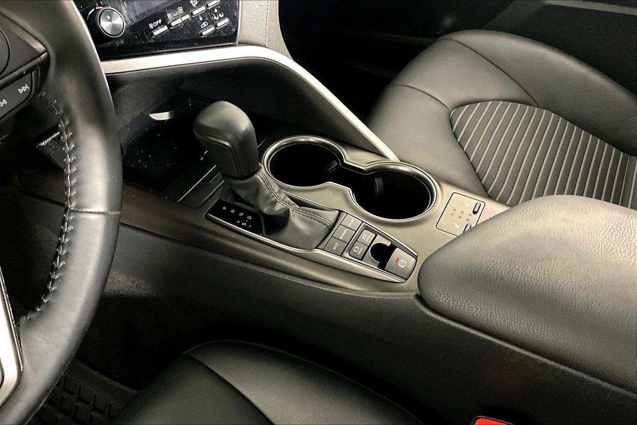 2022 Toyota Camry Hybrid SE Auto Photo