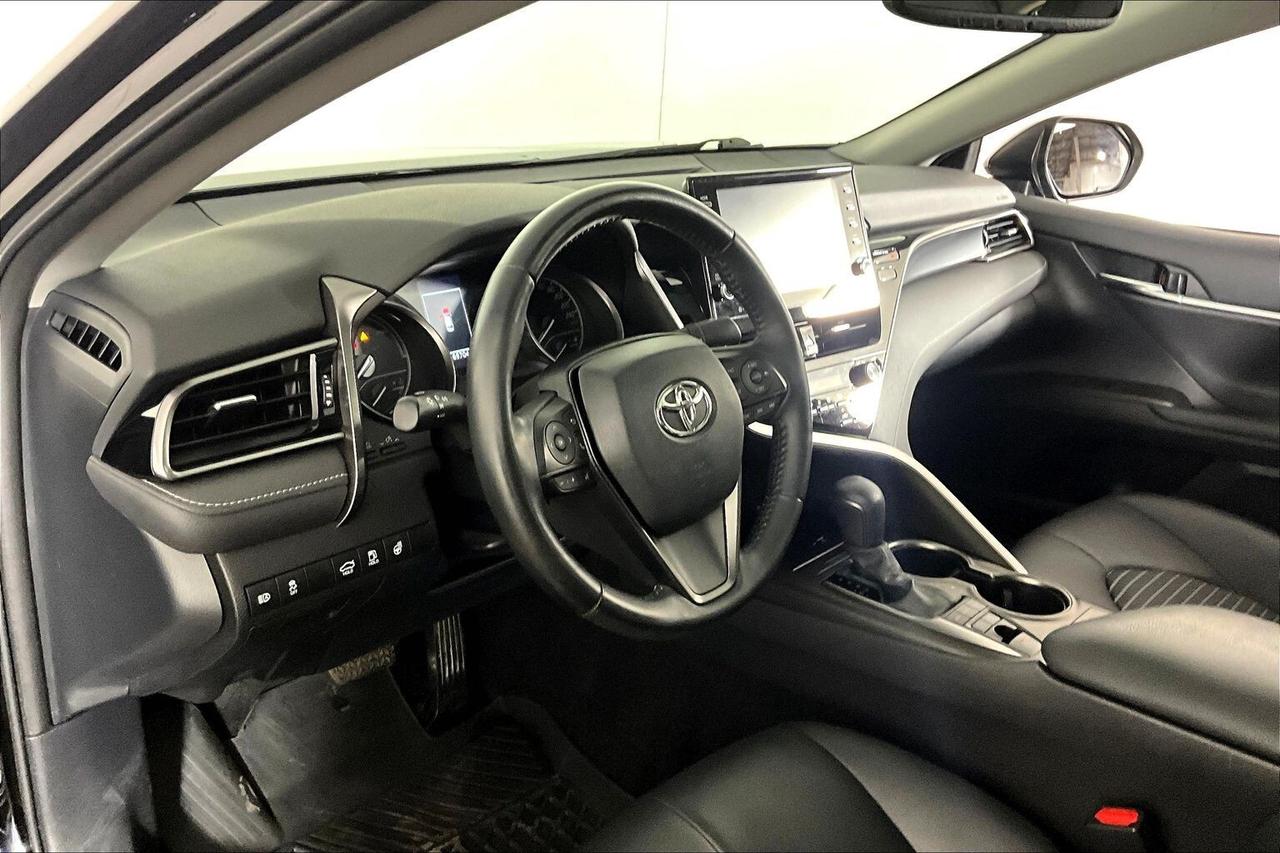 2022 Toyota Camry Hybrid SE Auto Photo