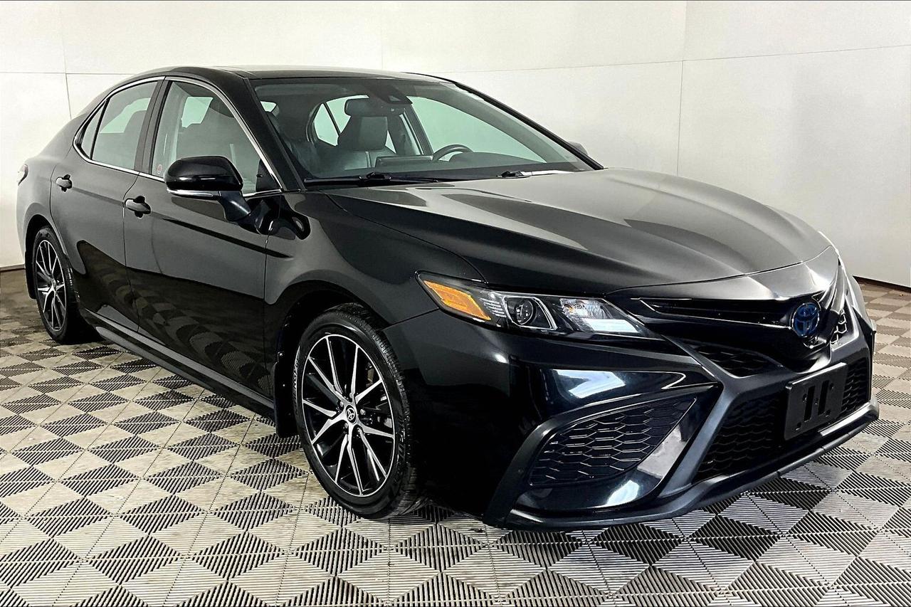 2022 Toyota Camry Hybrid SE Auto Photo