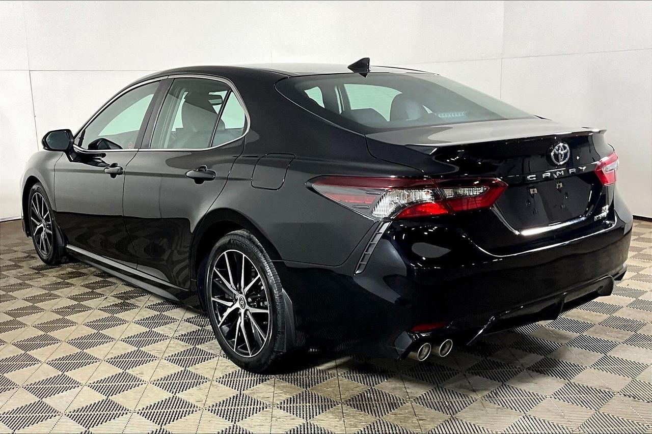 2022 Toyota Camry Hybrid SE Auto Photo