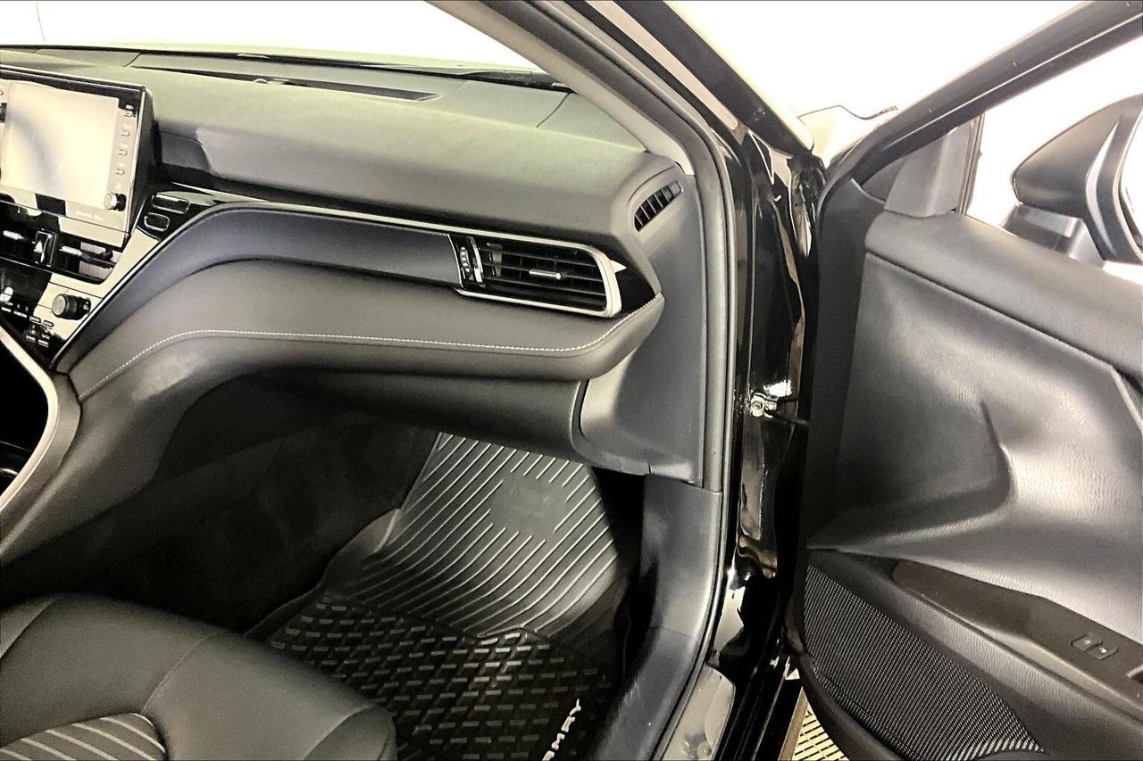 2022 Toyota Camry Hybrid SE Auto Photo