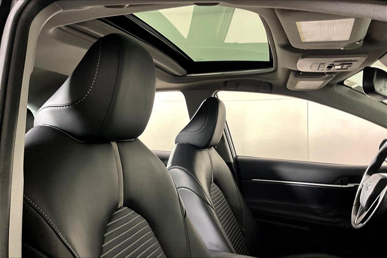 2022 Toyota Camry Hybrid SE Auto Photo