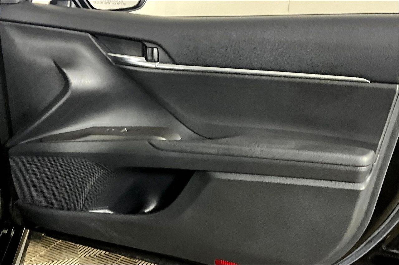 2022 Toyota Camry Hybrid SE Auto Photo