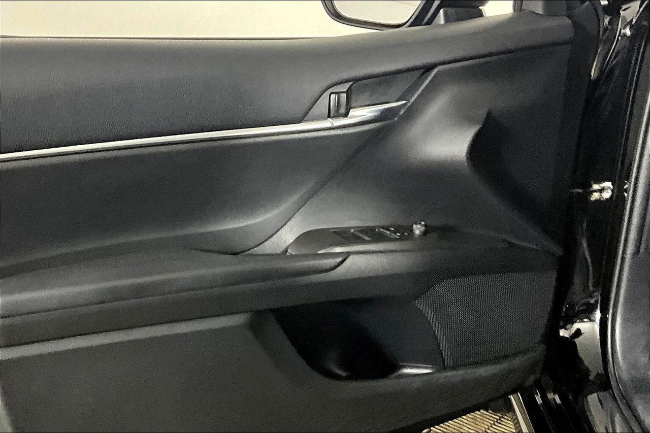 2022 Toyota Camry Hybrid SE Auto Photo