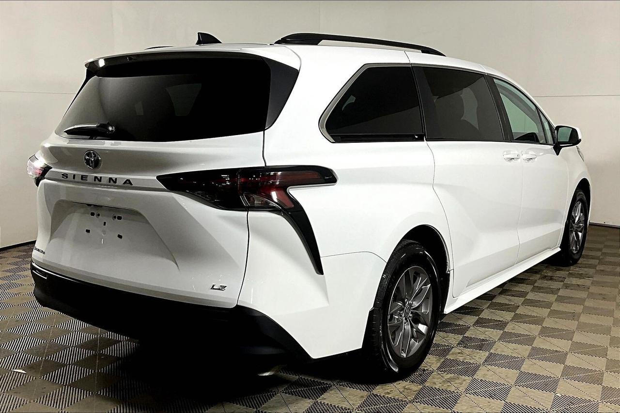 2025 Toyota Sienna LE 8-Passenger AWD Photo