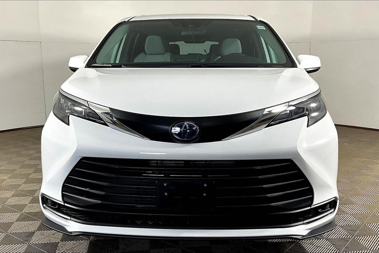2025 Toyota Sienna LE 8-Passenger AWD Photo