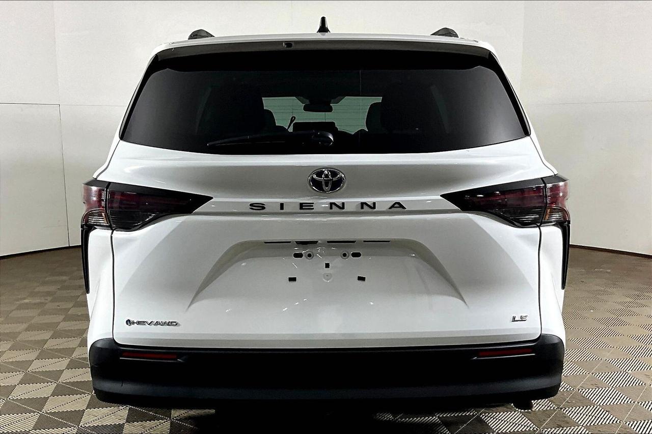 2025 Toyota Sienna LE 8-Passenger AWD Photo