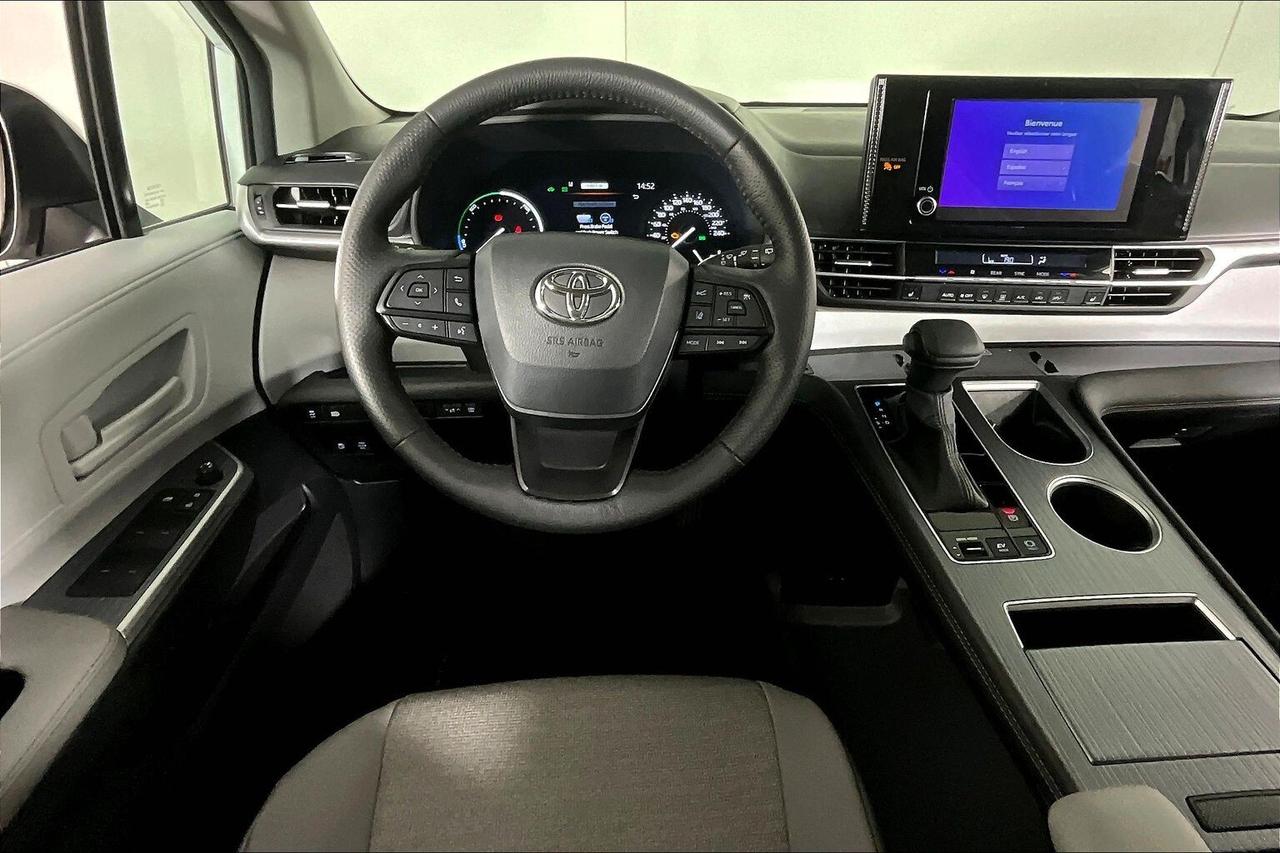 2025 Toyota Sienna LE 8-Passenger AWD Photo