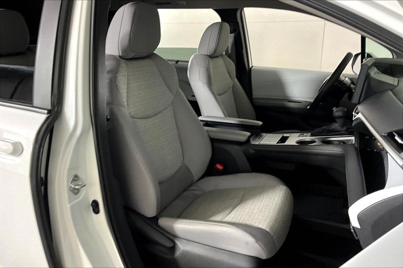 2025 Toyota Sienna LE 8-Passenger AWD Photo