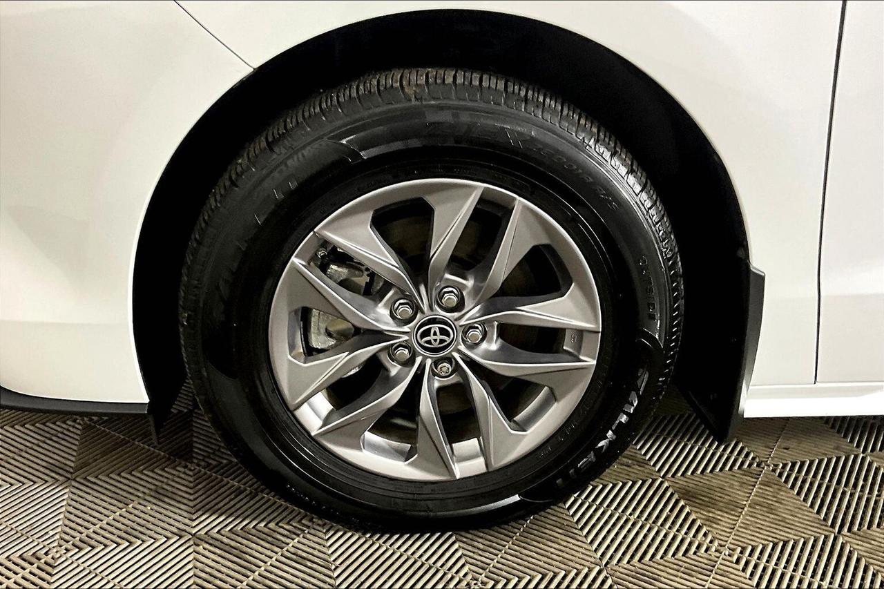 2025 Toyota Sienna LE 8-Passenger AWD Photo