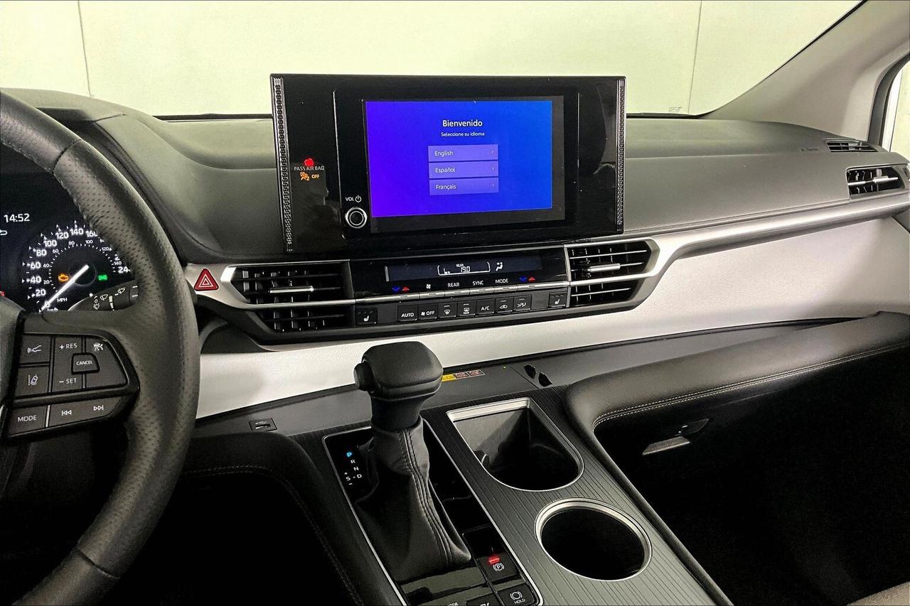2025 Toyota Sienna LE 8-Passenger AWD Photo