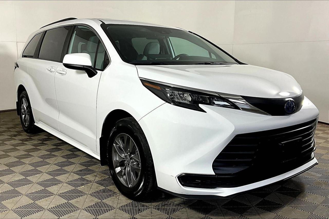 2025 Toyota Sienna LE 8-Passenger AWD Photo
