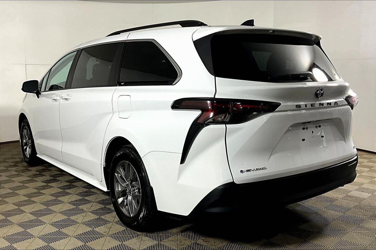 2025 Toyota Sienna LE 8-Passenger AWD Photo