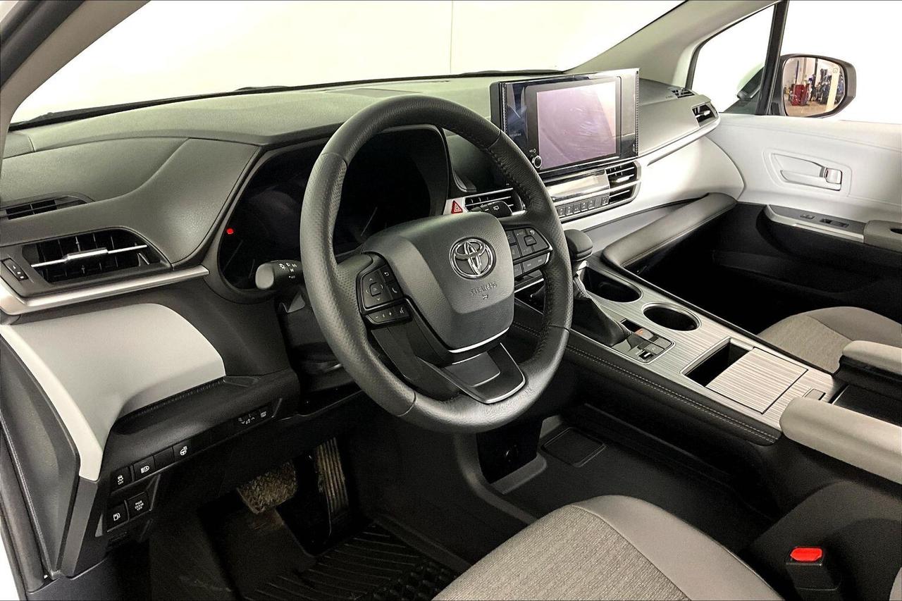 2025 Toyota Sienna LE 8-Passenger AWD Photo