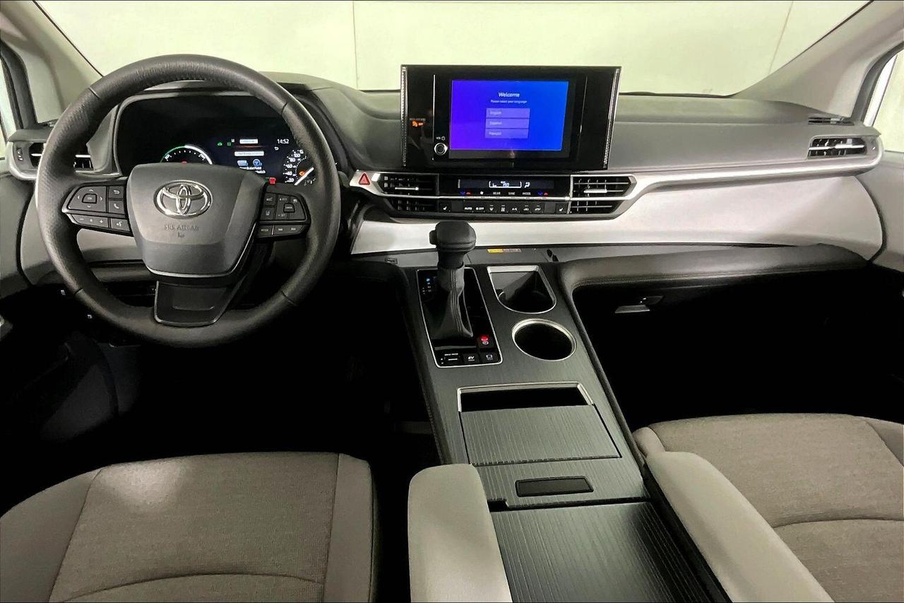 2025 Toyota Sienna LE 8-Passenger AWD Photo