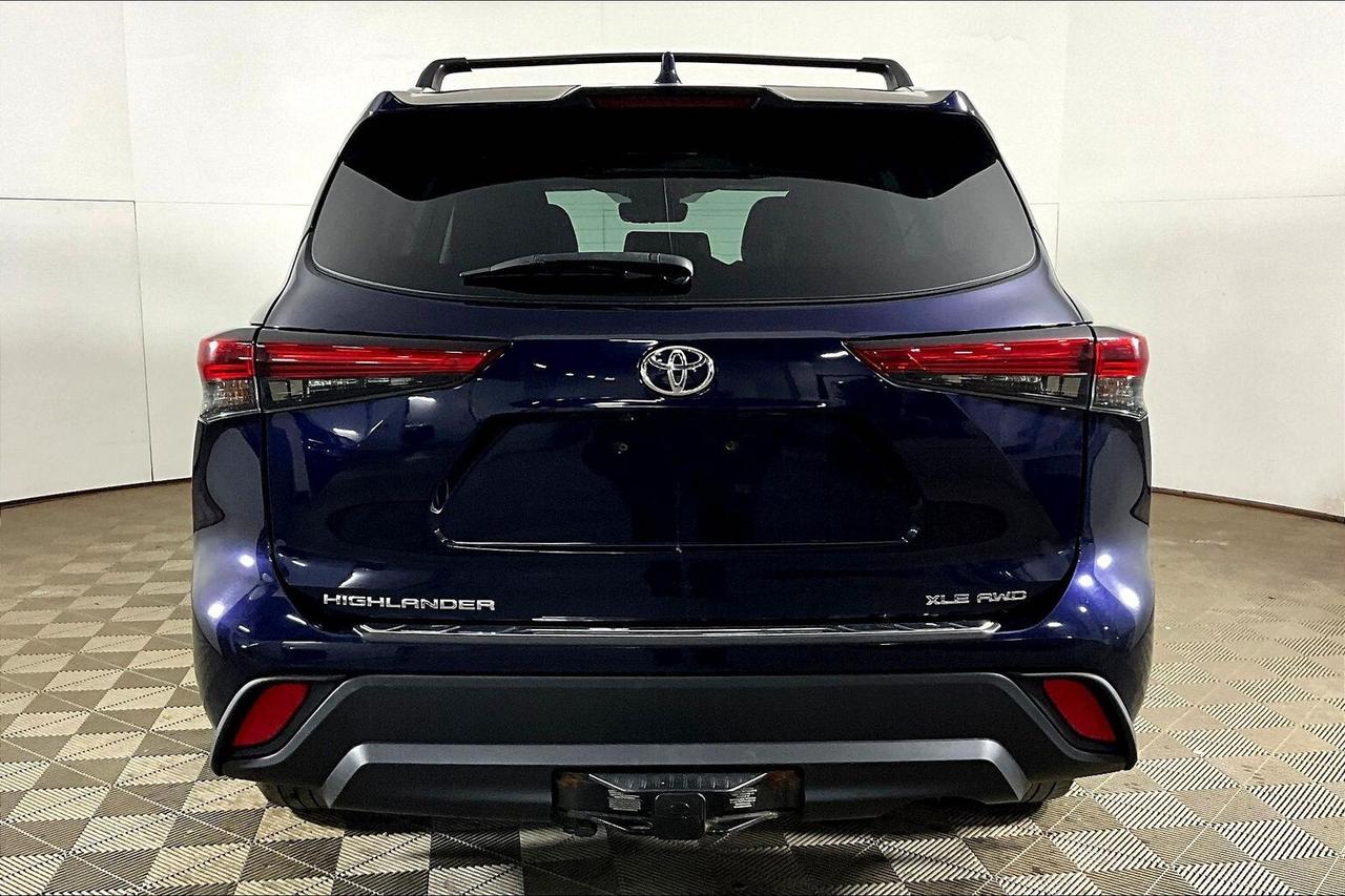 2022 Toyota Highlander XLE AWD Photo3