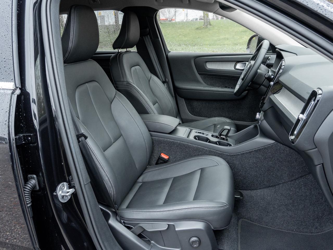 2025 Volvo XC40 B5 AWD Core  CPOM RATE 3.49%* UP TO 84 MONTH Photo