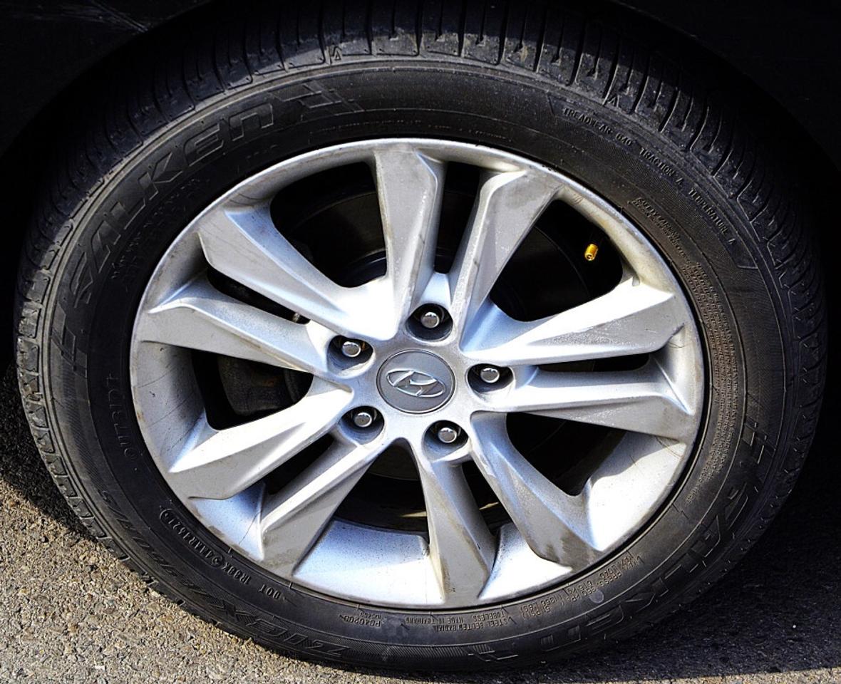2013 Hyundai Elantra GT 5dr Hatchback GT AUTOMATIC 1.8L-BRAND NEW ENGINE!! Photo