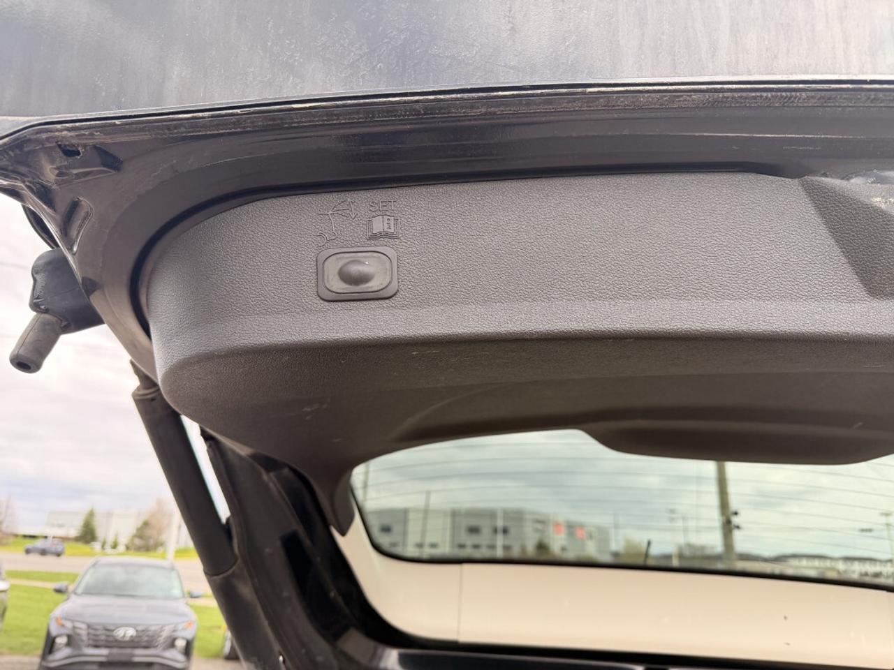 2017 Ford Escape SE   NAV   CAMERA   HTD SEATS Photo