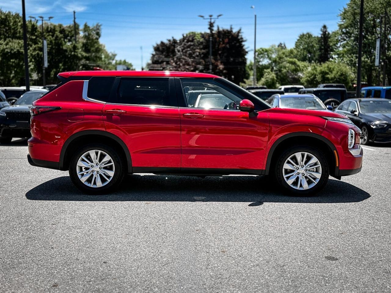 2025 Mitsubishi Outlander ES   AWD   HEATED SEATS   CARPLAY   BLINDSPOT Photo3
