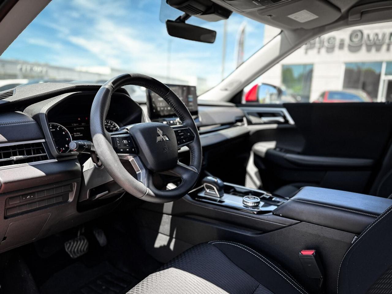 2025 Mitsubishi Outlander ES   AWD   HEATED SEATS   CARPLAY   BLINDSPOT Photo