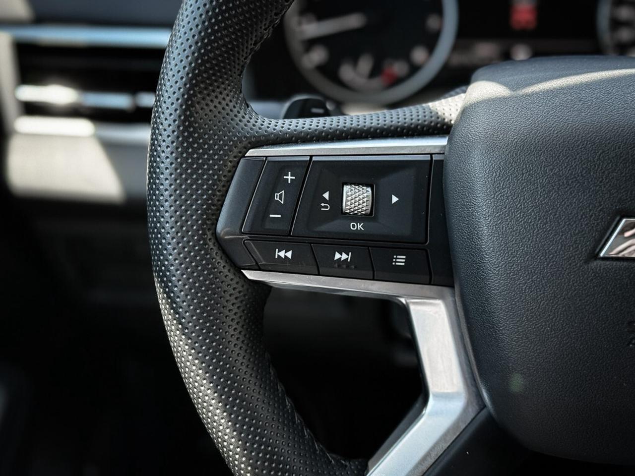2025 Mitsubishi Outlander ES   AWD   HEATED SEATS   CARPLAY   BLINDSPOT Photo