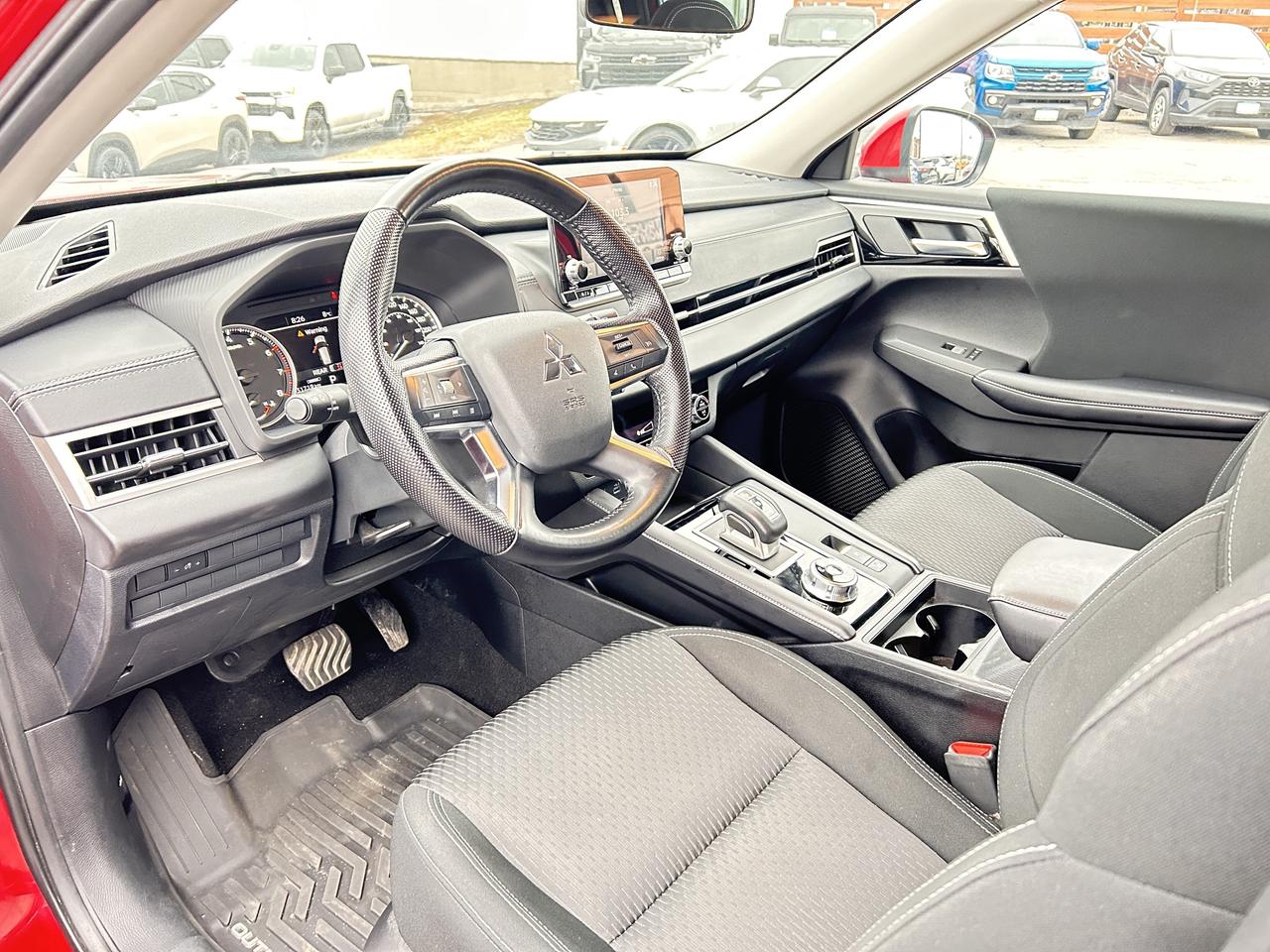 2022 Mitsubishi Outlander ES Photo