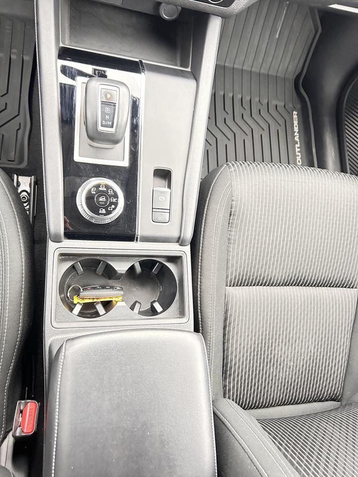 2022 Mitsubishi Outlander ES Photo