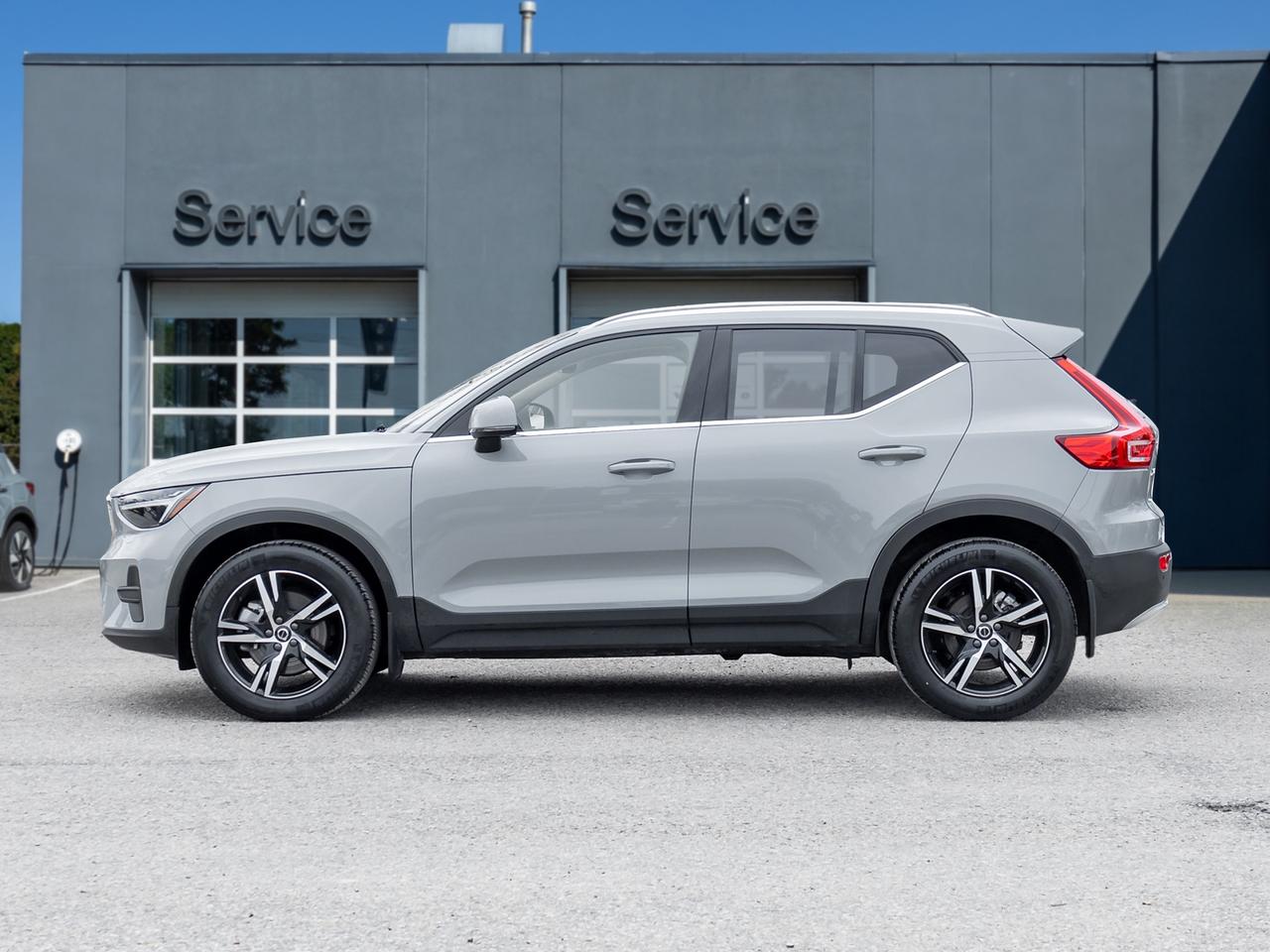 2025 Volvo XC40 B5 AWD Core GREAT VALUE  FIN RATE 3.49%* UP TO 84M Photo