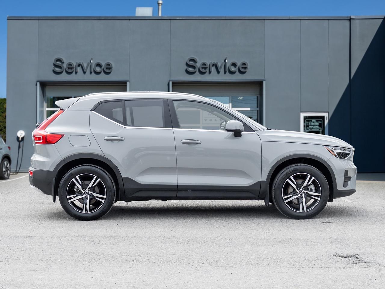 2025 Volvo XC40 B5 AWD Core GREAT VALUE  FIN RATE 3.49%* UP TO 84M Photo