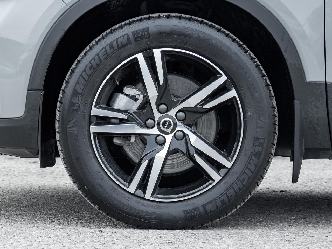 2025 Volvo XC40 B5 AWD Core GREAT VALUE  FIN RATE 3.49%* UP TO 84M Photo