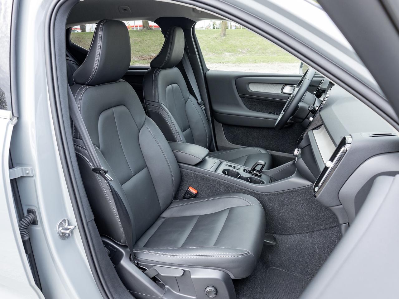 2025 Volvo XC40 B5 AWD Core GREAT VALUE  FIN RATE 3.49%* UP TO 84M Photo