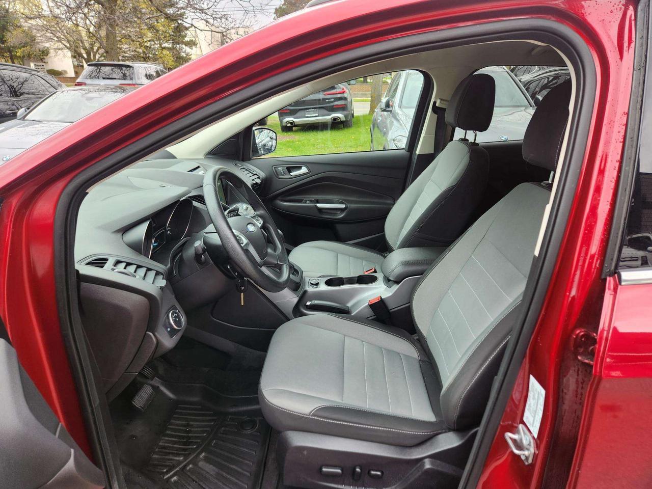 2016 Ford Escape SE 4WD, 201A PKG, NAVIGATION, NEW TIRES Photo4