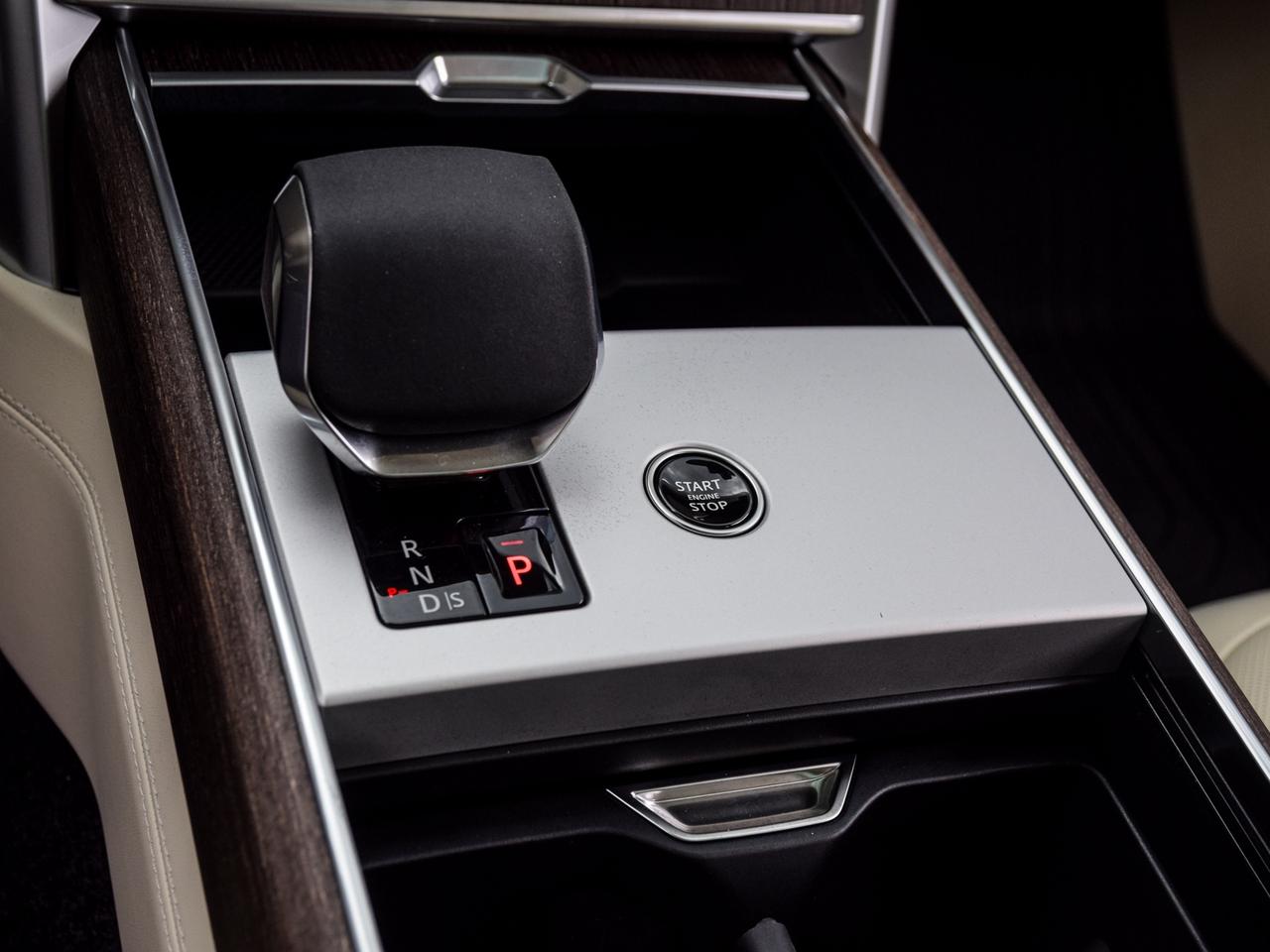 2025 Land Rover Range Rover P400 SE SWB Photo