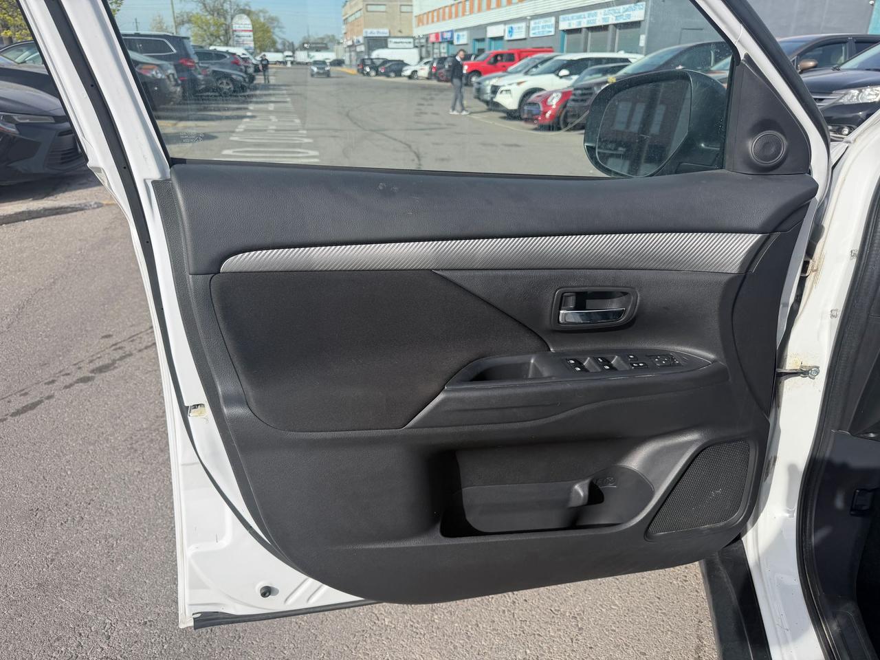 2018 Mitsubishi Outlander SE Photo