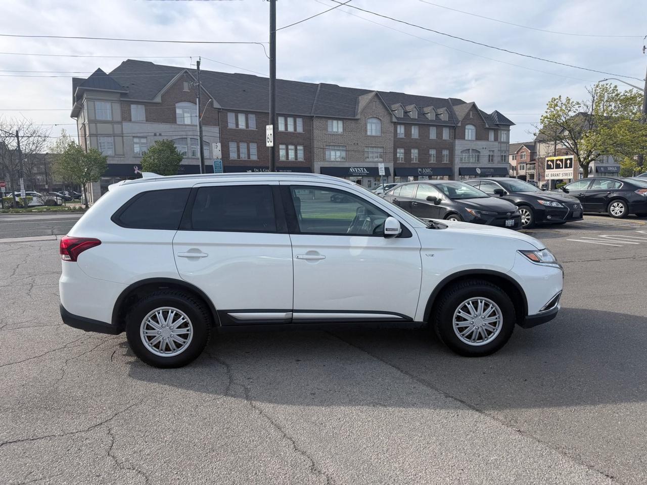 2018 Mitsubishi Outlander SE Photo2