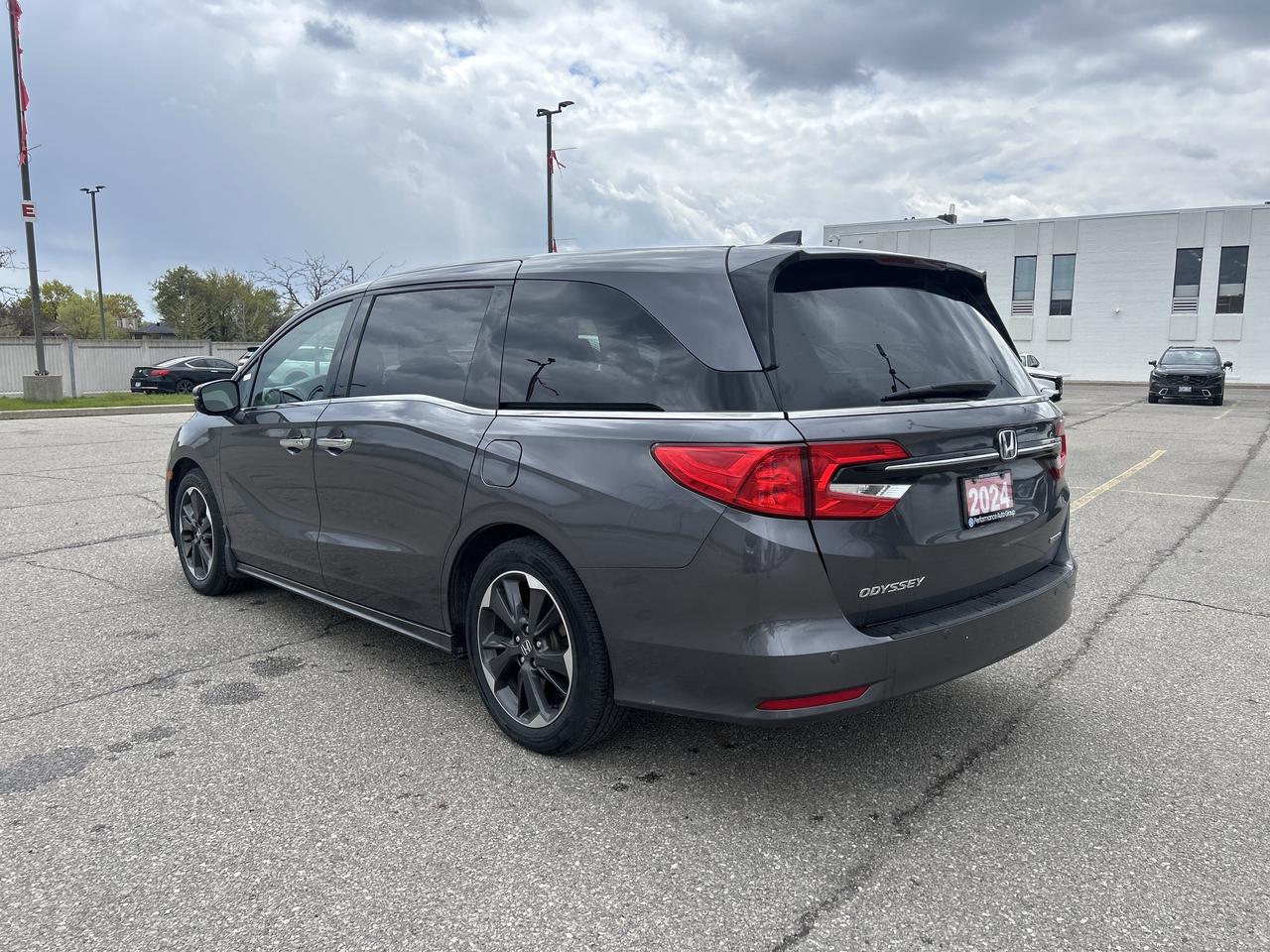 2024 Honda Odyssey Touring Photo3