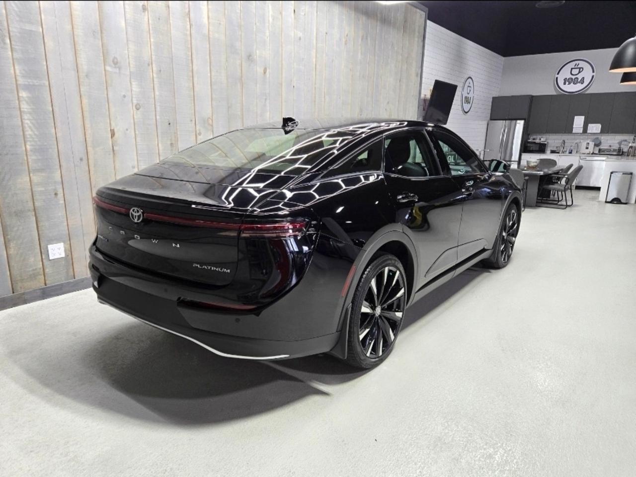2023 Toyota Crown PLATINUM HYBRID MAX Photo4