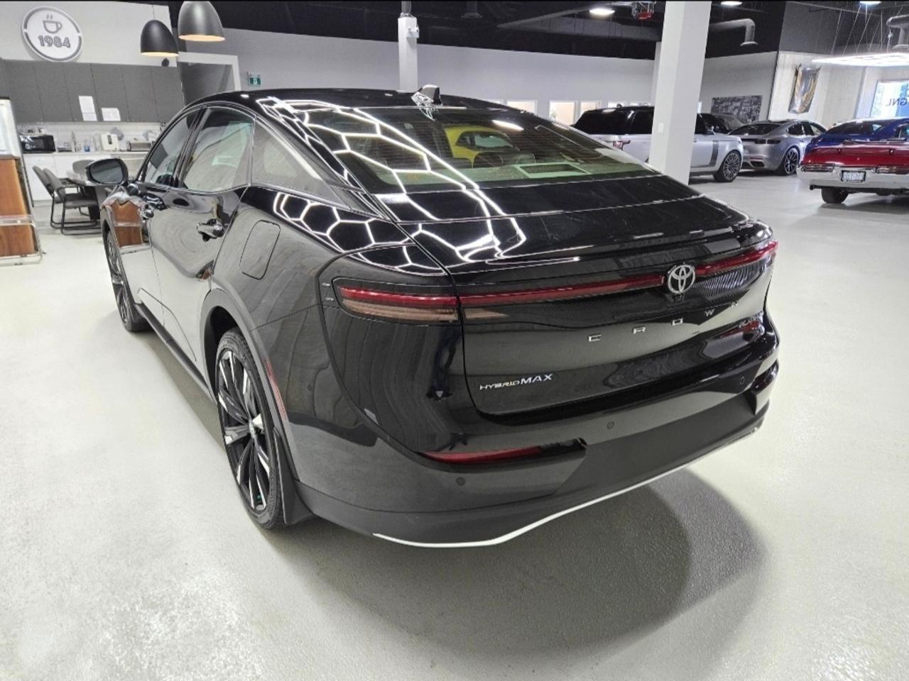 2023 Toyota Crown PLATINUM HYBRID MAX Photo2