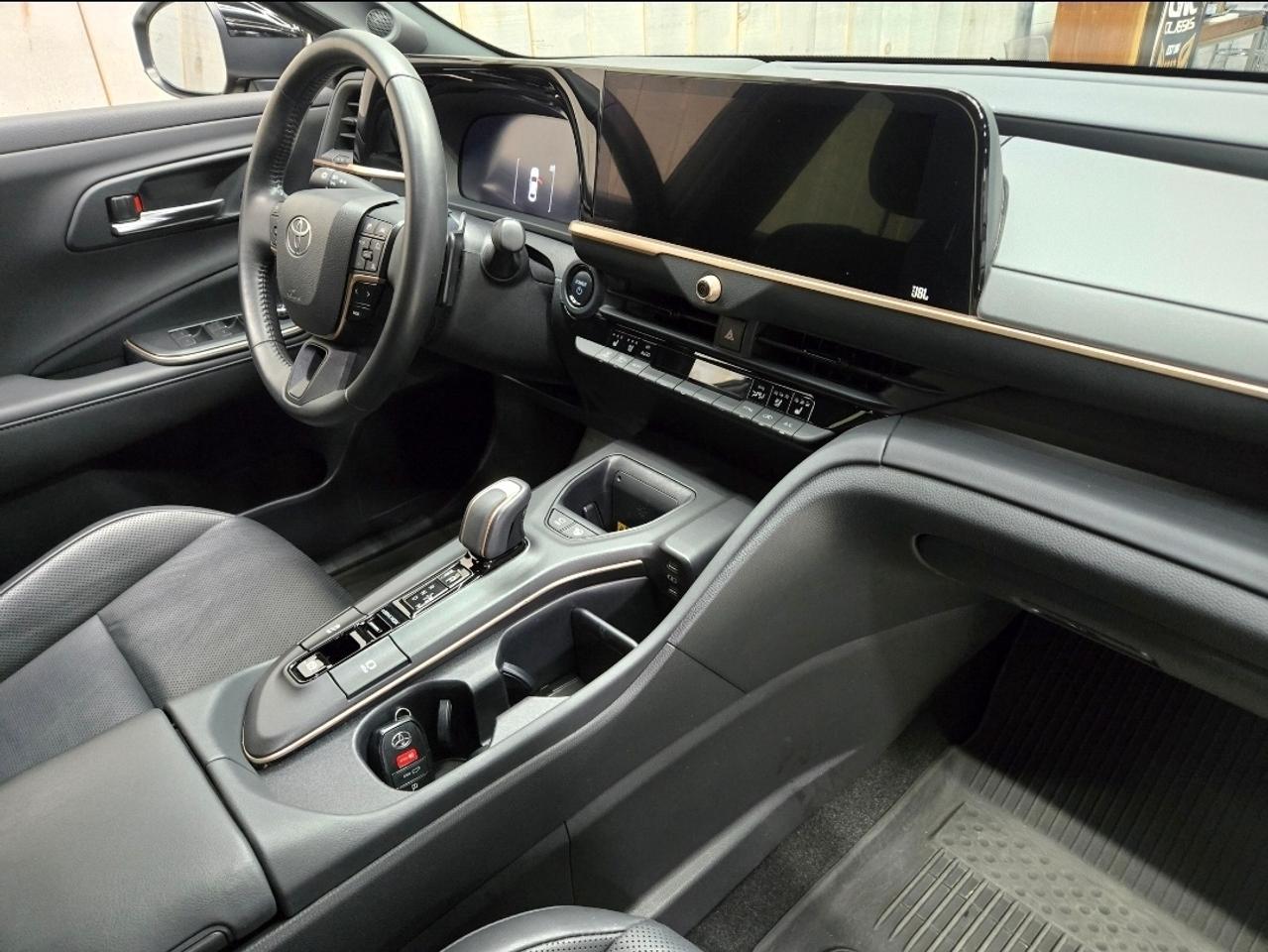 2023 Toyota Crown PLATINUM HYBRID MAX Photo