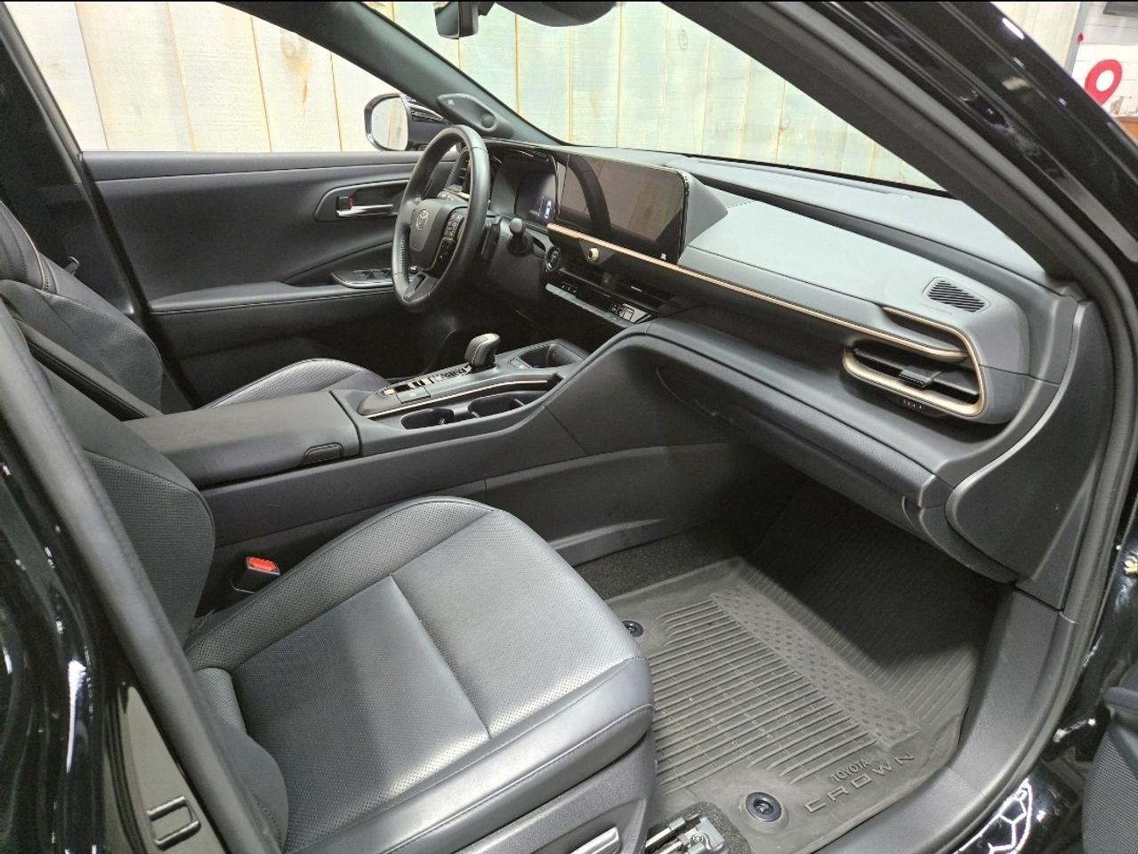 2023 Toyota Crown PLATINUM HYBRID MAX Photo
