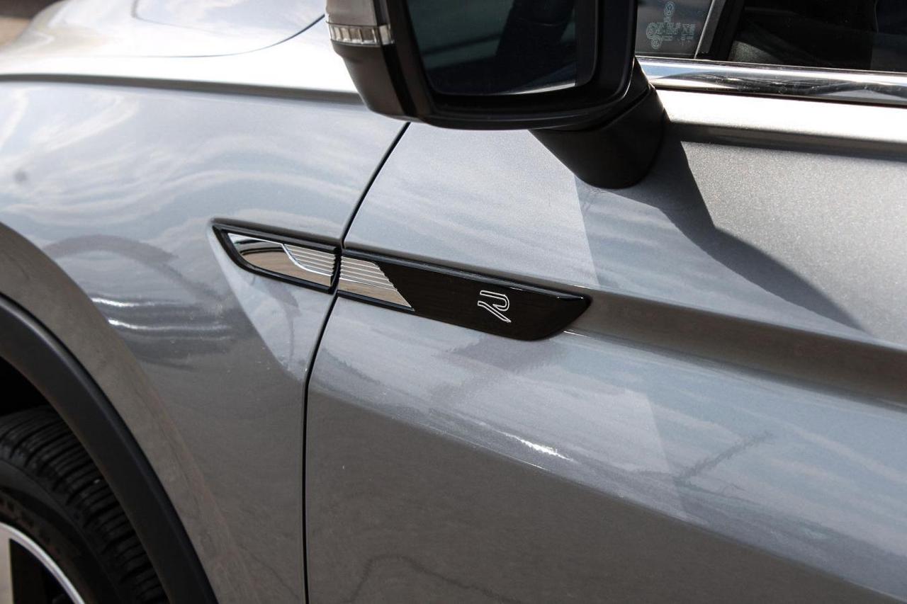 2024 Volkswagen Tiguan SEL Photo
